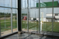 20_zukünft-Wartebereich-mit -Blick-zur-Fabrik