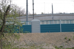 06_Taktstrich+Glas_Blick_auf_Bohrpfahlwand