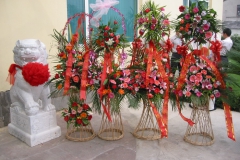 22_Männl-Fu Hund-mit-Blumengeschenke