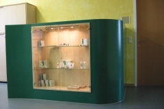 13_Vitrine-dahinter-Drucker